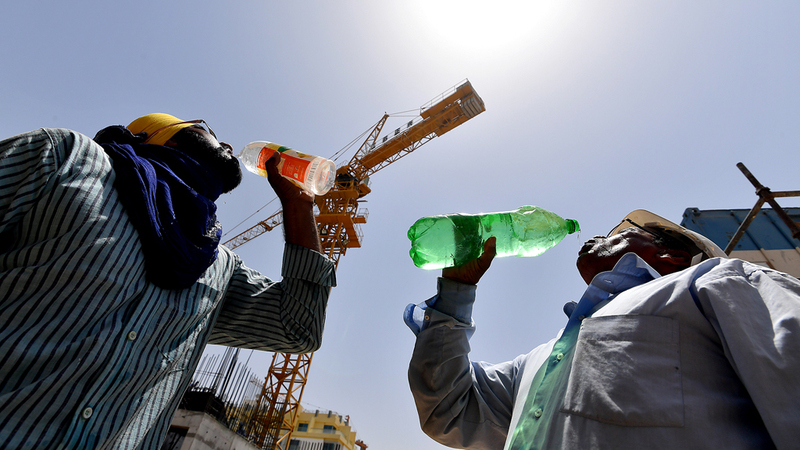 «الوزارة» نفذت خطة لتوعية أصحاب العمل بأهمية «حظر العمل  وقت الظهيرة». من المصدر