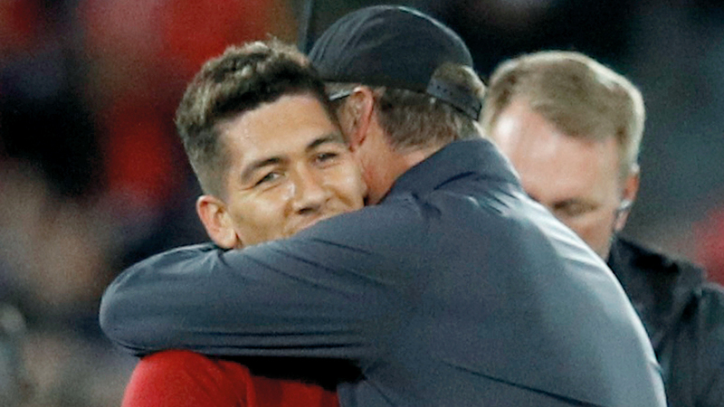 يورغن كلوب يحتفل مع فيرمينو بعد فوز ليفربول على سان جرمان. رويترز