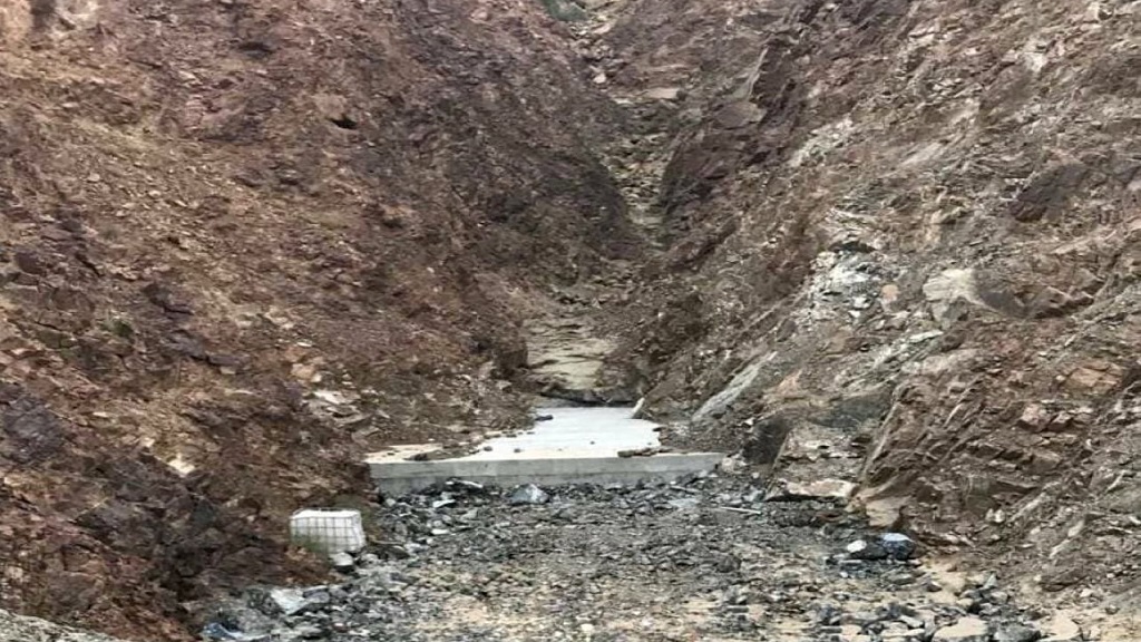 شرطة الشارقة تنتشل جثة لمتوفى إثر سقوطه في حفرة بمنحدر وادٍ بالمنطقة الشرقية