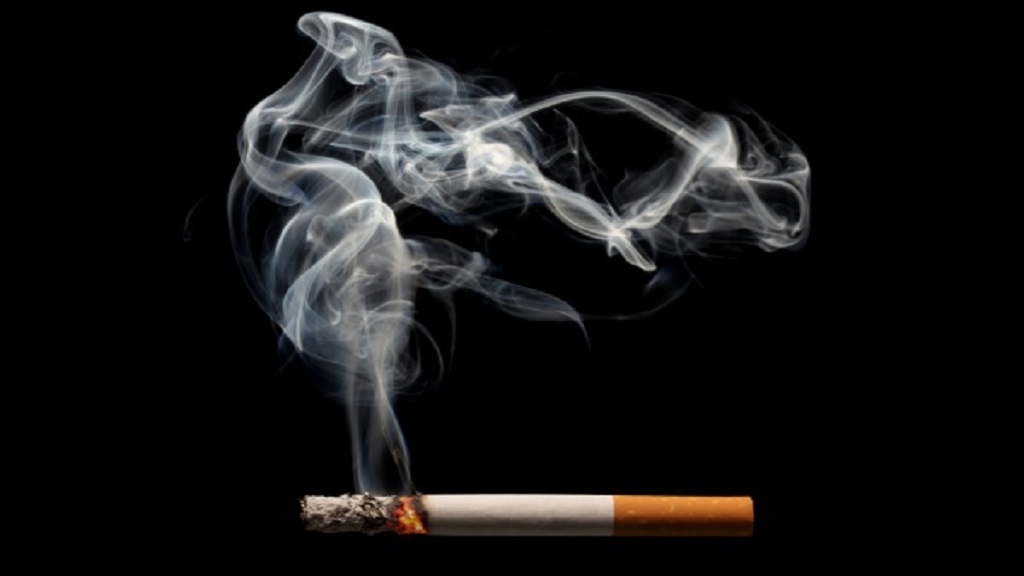 دراسة: دخان السجائر يضر البصر
