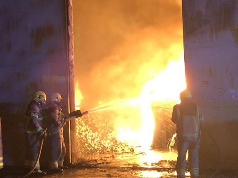 فرق الدفاع المدني بعجمان تخمد حريقاً في مستودع للمواد البلاستيكية