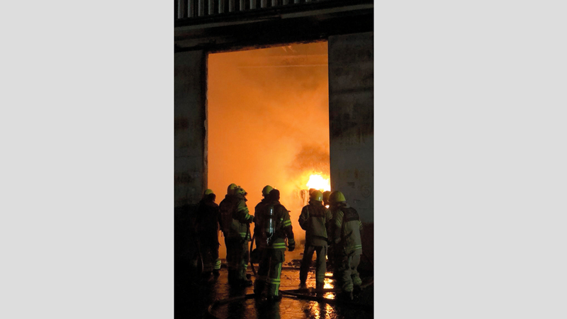 3 مراكز دفاع مدني شاركت في عمليات الإطفاء والتبريد. من المصدر