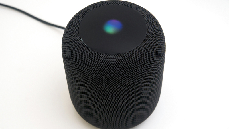 سماعة أبل Homepod تُعد واحدة من السماعات الذكية القليلة، التي لا تعتمد على المساعد الرقمي أمازون Alexa أو غوغل Assistant. د.ب.أ