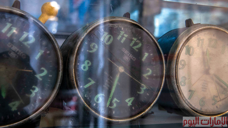 في ساعة اليد التي قد تبدو بسيطة أكثر من 100 جزء دقيق متحرك، منها ما يعمل بالبطارية أو بالاهتزاز (الزنبرك)، وحتى بالطاقة الشمسية.