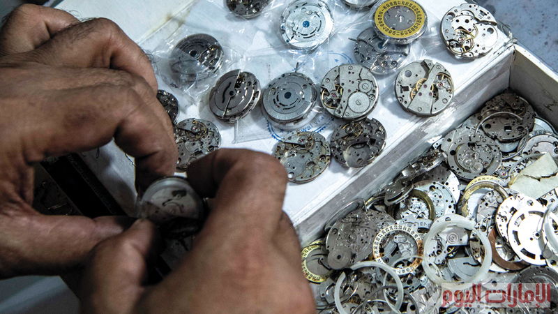 ويتميز مصلّح الساعات بيد ثابتة وصبر طويل، لأنه يتعامل مع أجزائها بدقة وحذر