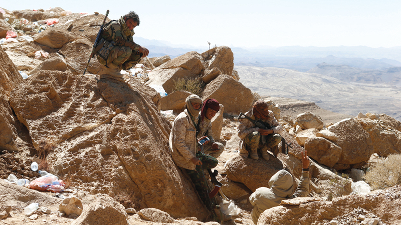 عناصر من القوات اليمنية في أحد المواقع في جبهة نهم بالقرب من صنعاء.  رويترز