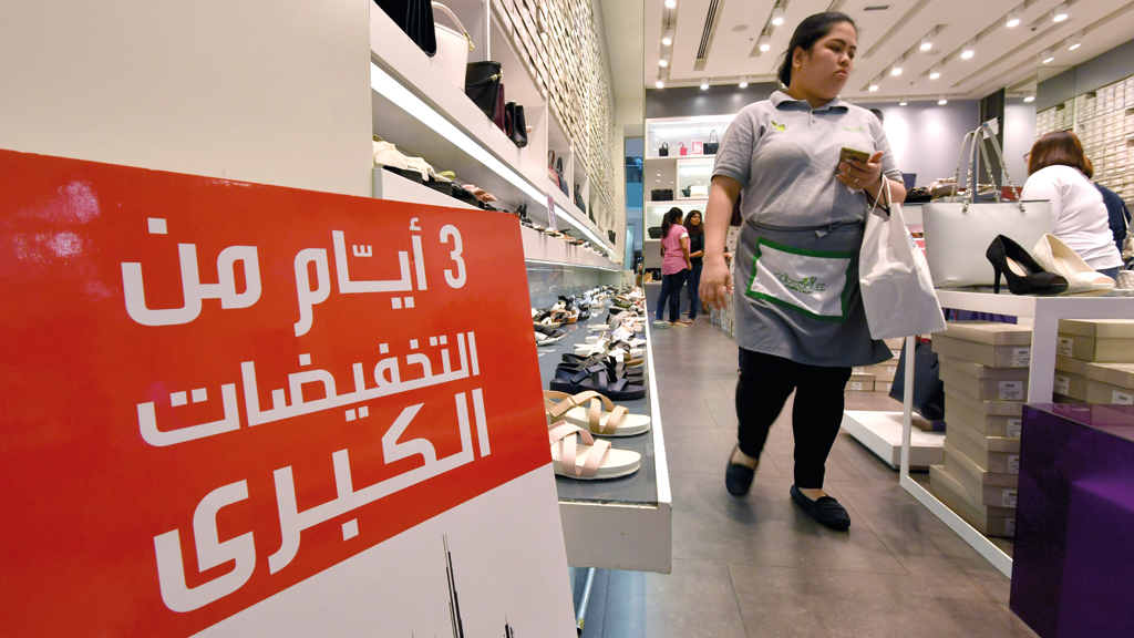 مسؤول مبيعات: بعض المستهلكين يرغبون في رد أو تبديل السلعة من دون وجود الفاتورة في أحيان كثيرة. أرشيفية