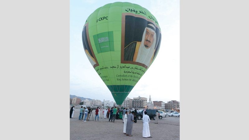 المنطاد يستعدّ للتحليق. وام