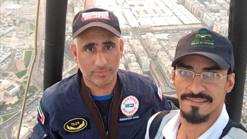 الإماراتيان عبدالعزيز وحسن المنصوري في أول تحليق من نوعه بالمدينة المنورة. وام
