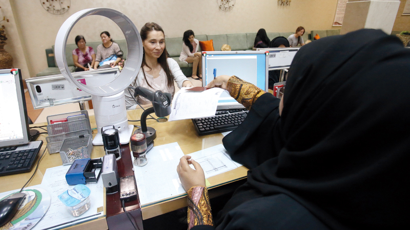 أذونات الدخول تمرّ بمراحل معظمها بشكل إلكتروني مع وجود مرحلة مهمة يلزم فيها التدخل البشري. تصوير: مصطفى قاسمي