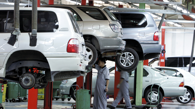 العقد الجديد ينص على أن جميع مصروفات فحص المركبة ونقلها وترخيصها وتسجيلها والتأمين عليها يتحملها المشتري وحده.  أرشيفية