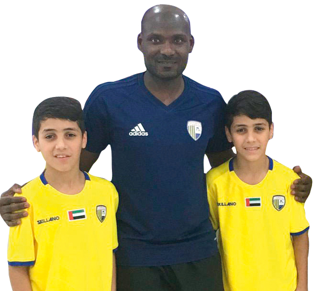 التوأمان مع مدير فريق الظفرة عبدالسلام جمعة. من المصدر