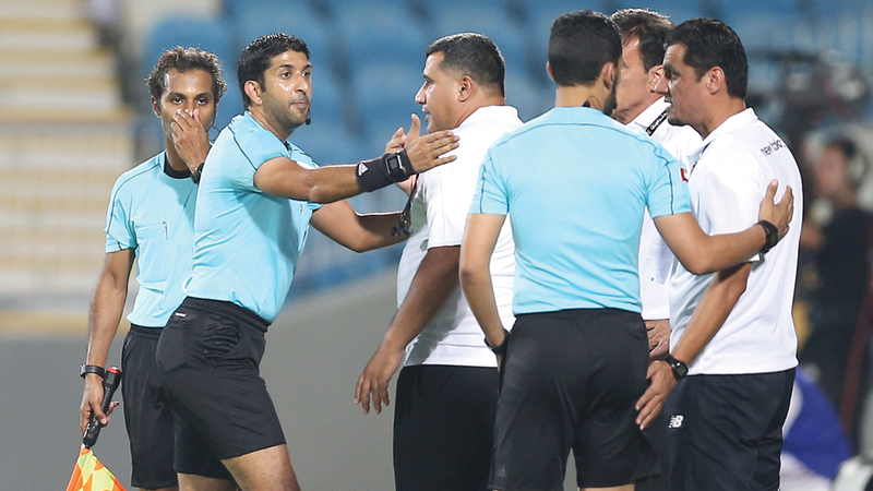 الحكم الدولي محمد عبدالله حسن إدار مباراة الوحدة والوصل. تصوير: نجيب محمد
