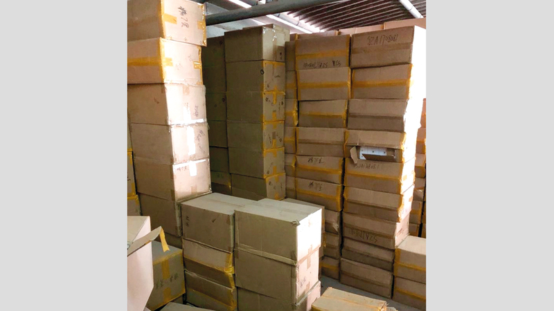 البضائع المقلدة المضبوطة تضمنت أجهزة إلكترونية وهواتف. من المصدر