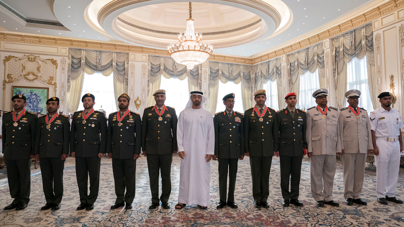 محمد بن زايد يقلد عدداً من ضباط ومنتسبي القوات المسلحة والشرطة «وسام الإمارات العسكري»