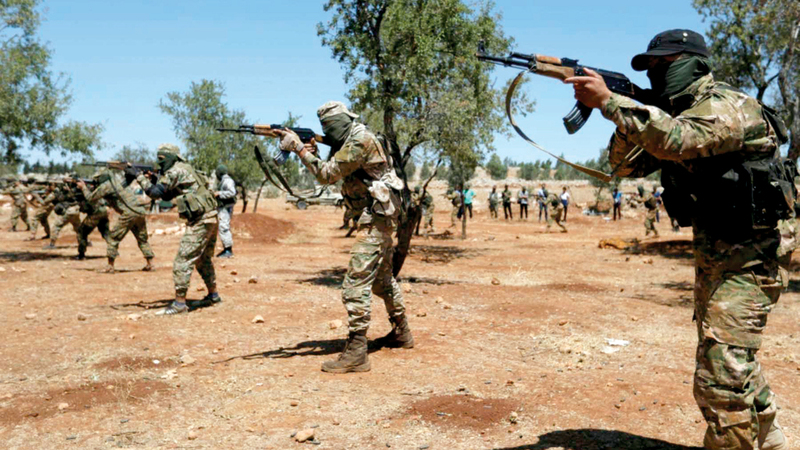 مقاتلون من هيئة تحرير الشام يتلقون تدريبات ميدانية.  أرشيفية