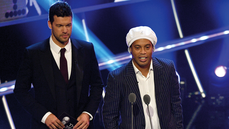 نجما البرازيل وألمانيا سابقاً، رونالدينيو ومايكل بالاك، خلال مشاركتهما في الحفل. أ.ف.ب