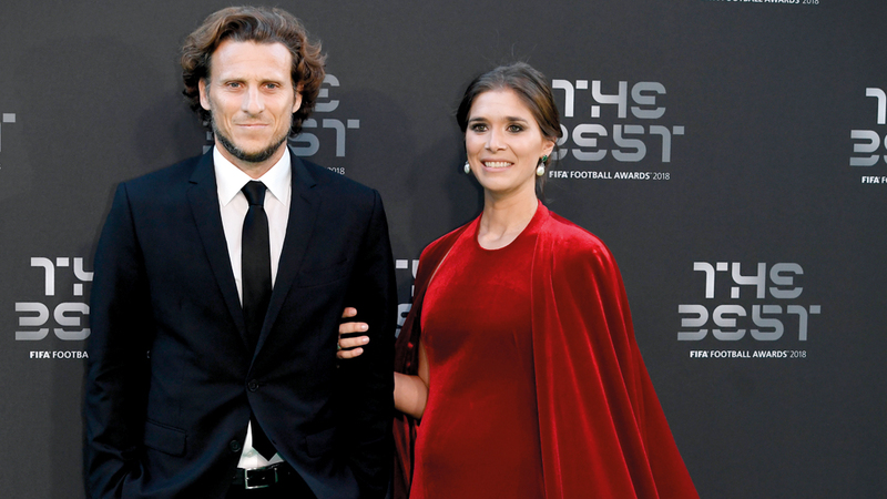 النجم الأوروغوياني السابق دييغو فورلان مع زوجته خلال الحفل. إي.بي.إيه