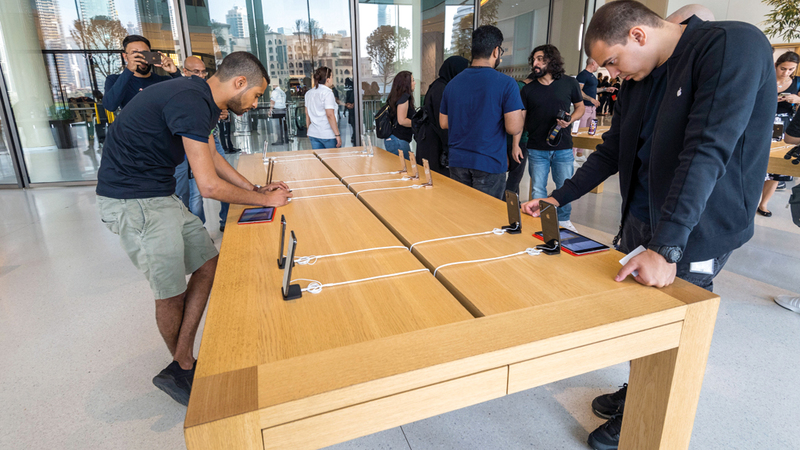 «أبل» حدّدت سعر هاتف «آي فون إكس إس ماكس» سعة 64 غيغابايت بـ4649 درهماً. تصوير: مصطفى قاسمي