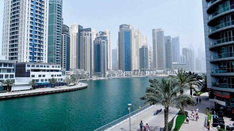 مستأجرون: مكاتب عقارية في دبي تشترط «شهادة الراتب» قبل توقيع عقد الإيجار