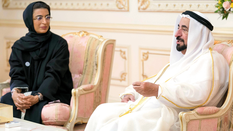 سلطان القاسمي خلال لقاء نورة الكعبي.  وام