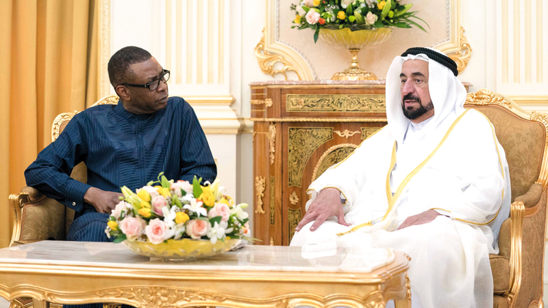 سلطان القاسمي أشاد بما قدمه الموسيقار السنغالي من فن راقٍ خلال افتتاح قاعة إفريقيا.  من المصدر