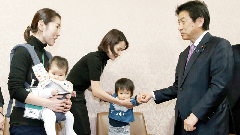 اليابان تحاول تحسين ظروف الأمهات العاملات.  أرشيفية