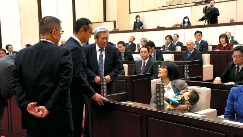 سياسية يابانية اضطرت لجلب طفلها معها في اجتماع محلي. أرشيفية