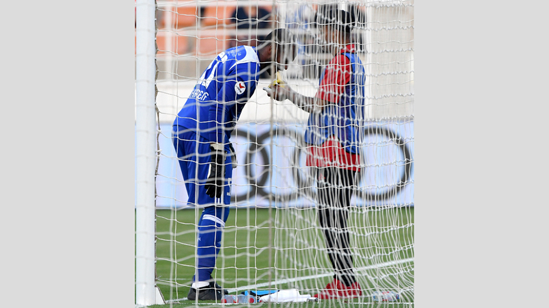 أحد عناصر الجهاز الفني بنادي الجزيرة يساعد خصيف على تناول الموز أثناء المباراة. تصوير: أسامة أبوغانم