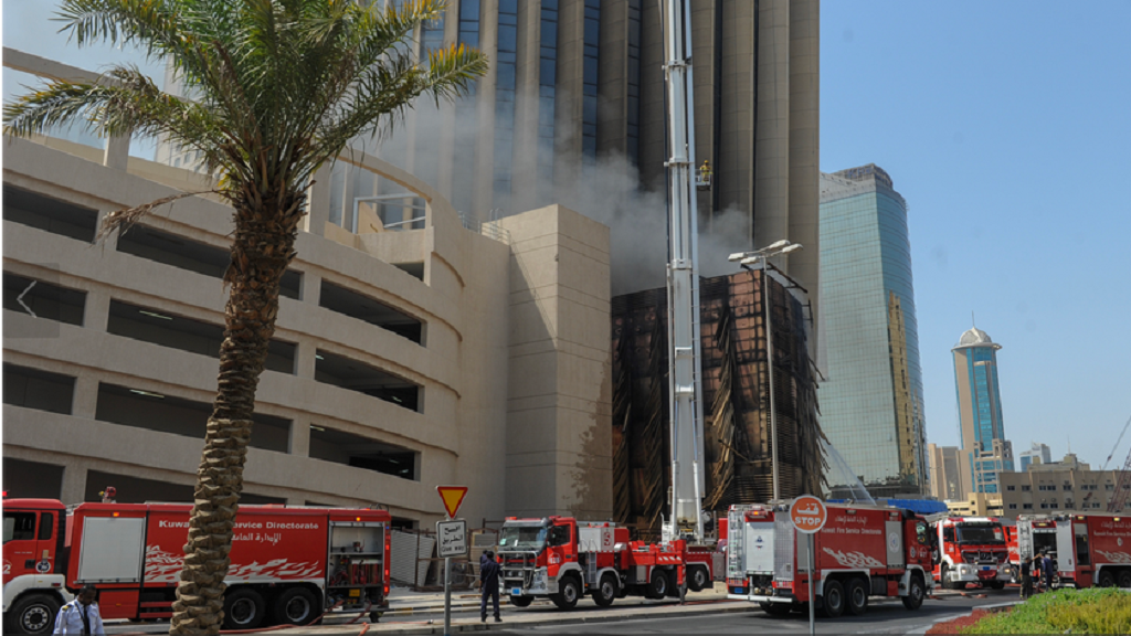 نشوب حريق في مبنى قيد الإنشاء بمنطقة شرق في الكويت
