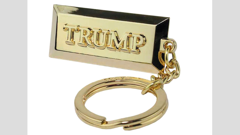 سلسلة مفاتيح تحمل اسم ترامب. أرشيفية