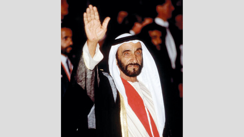 الشيخ زايد كان قريباً من الجميع ويتصرف بعفوية ويتعامل ببساطة ومحبة مع كل من حوله. أرشيفية