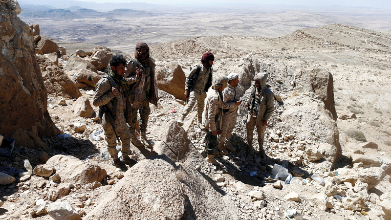 عناصر من الجيش اليمني في أحد المواقع بجبهة نهم القريبة من صنعاء. رويترز