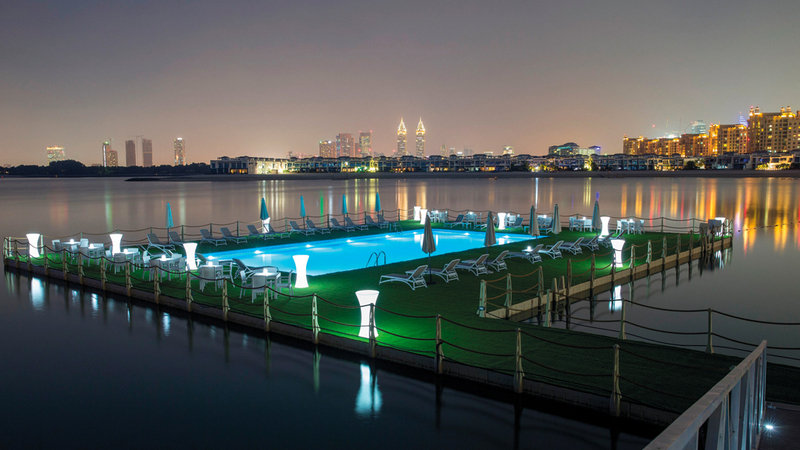 «نخيل» تفتتح أول حوض سباحة عائم في الإمارات بنخلة جميرا