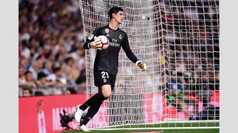 حارس ريال مدريد كورتوا يواجه اليوم زملاءه السابقين. أ.ف.ب