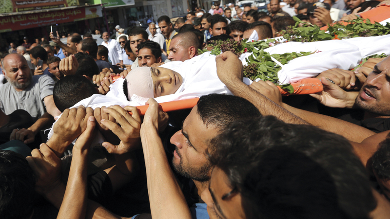 آلاف الفلسطينيين يشيّعون شهداء غزة.  أ.ب