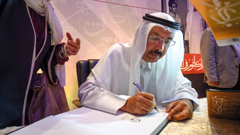 محمد المر خلال حفل توقيع الكتاب.  تصوير: آشوك فيرما