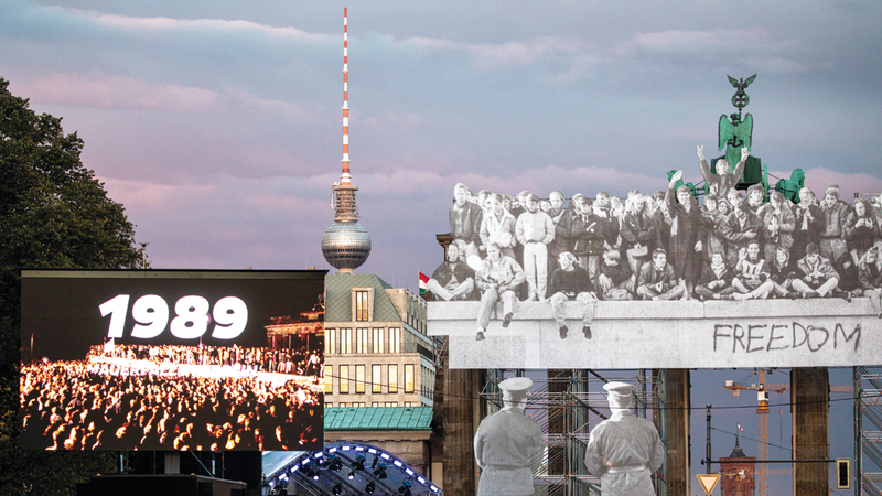 منظر عام لساحة الاحتفال في شارع «17 يونيو» عشية مهرجان يوم وحدة ألمانيا. إي.بي.إيه