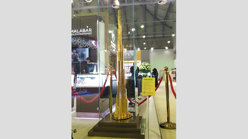 مجسّم «برج خليفة» تعرضه مجموعة مجوهرات مالابار.  الإمارات اليوم