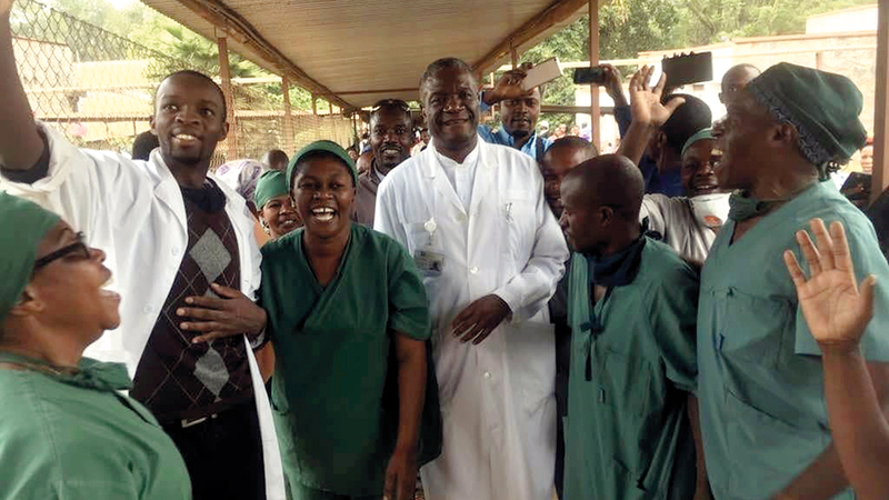 موكويغي (وسط) كان في غرفة العمليات عندما علم بفوزه بالجائزة. أ.ب