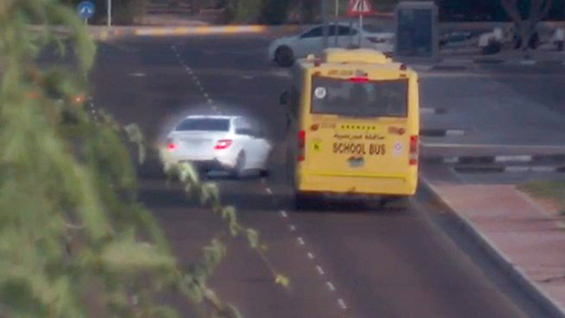 لقطتان من فيديو «السائق المتهور». من المصدر