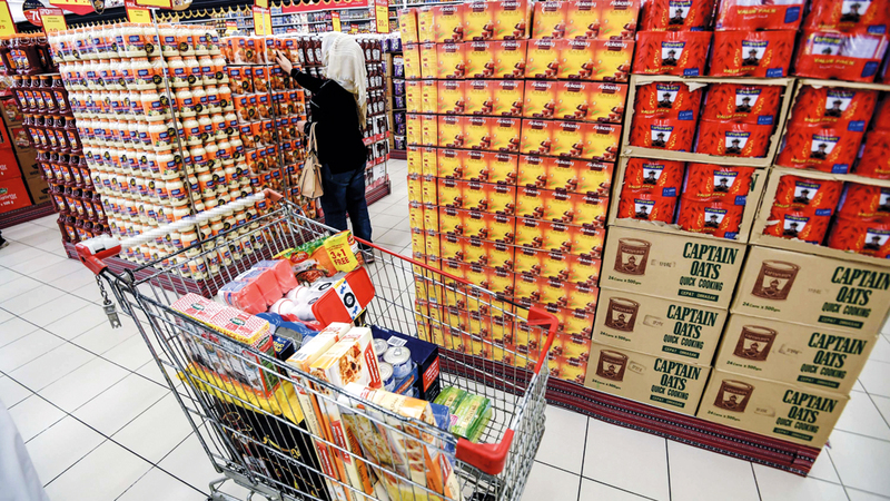 العروض من الوسائل الرئيسة لتخفيف الأعباء عن المستهلكين وتتيح لهم الحصول على سلع بأسعار مخفضة. تصوير: أشوك فيرما