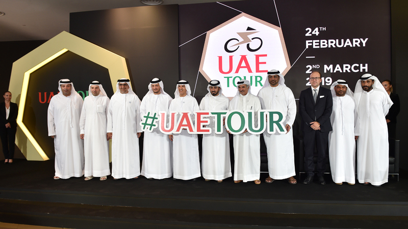 أعضاء اللجنة المنظمة العليا لطواف الإمارات والرعاة خلال المؤتمر الصحافي. من المصدر