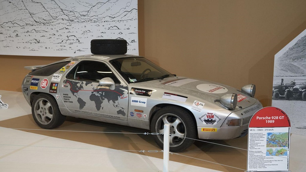 سيارة بورشيه 928 جي تي سافرت على العديد من الطرق الأسطورية ، من خلال 37 دولة مختلفة.