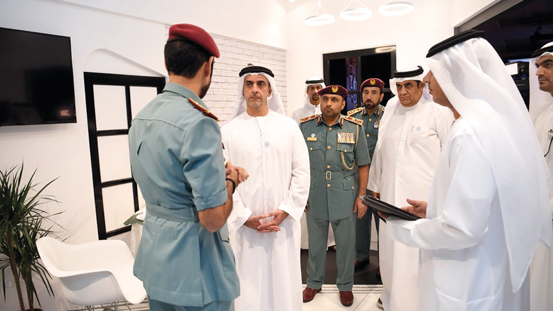 سيف بن زايد يستمع لعرض حي عن نموذج لعمل المشروع. من المصدر