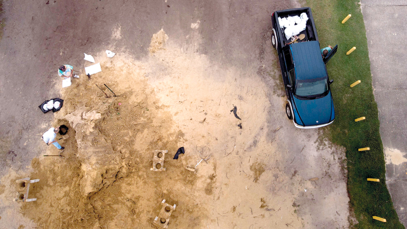 صورة من الجو لأناس يعبئون التراب في أكياس لاتخاذها ساتراً من الإعصار في بنما سيتي بولاية فلوريدا الأميركية.  أ.ف.ب