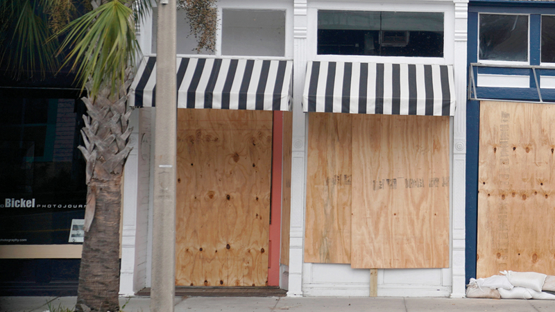 أغلقت الأبواب والنوافذ في فلوريدا تحسباً للإعصار.  رويترز