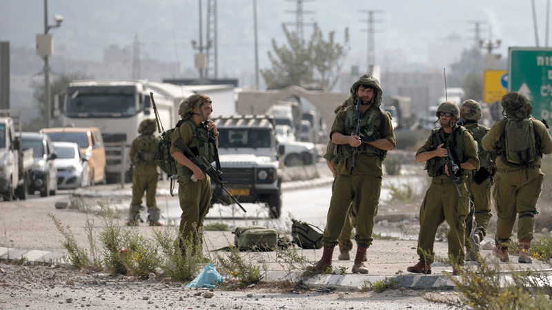 طعن جندي إسرائيلي بالضفـــة.. والاحتلال يشنّ حملة اعتقالات