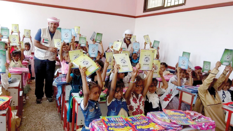 توزيع حقائب مدرسية وقرطاسية في الساحل الغربي