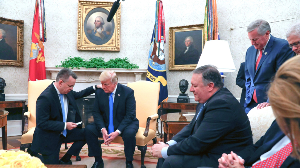 ترامب يلتقي القس الأميركي بعد إطلاق سراحه من تركيا